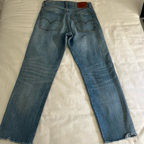 Levi’s Wedgie Straight Fit Light Wash Jeans, Size 26 - Picture 2 of 6